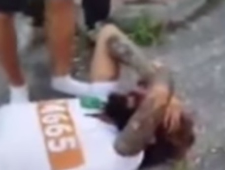 Un frame del video fatto subito dopo l'aggressione a Brumotti © Ansa