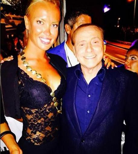Berlusconi alla festa di Porto Rotondo, foto dal web © ANSA
