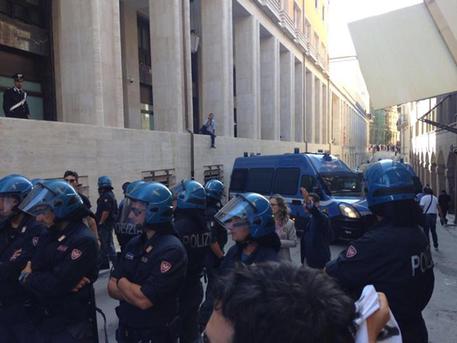 Momenti di tensione  tra forze polizia e manifestanti (foto da Facebook) © ANSA