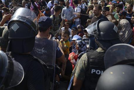 Scontri fra migranti e polizia ungherese © ANSA 