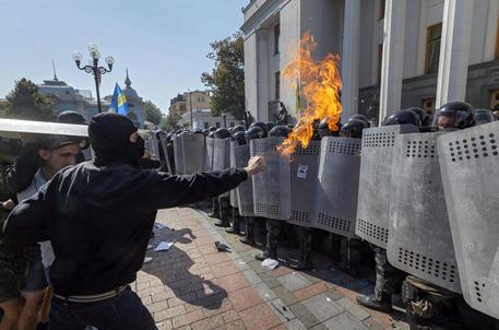 Gli scontri davanti al Parlamento ucraino © EPA