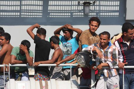 Migranti, l'arrivo di una nave con superstiti © ANSA 