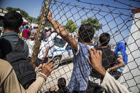 Sbarco bimbi migranti in Grecia © ANSA
