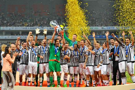 Mandzukic-Dybala, la supercoppa è della Juventus © EPA