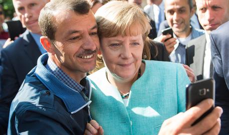 Angela Merkel con i migranti © EPA
