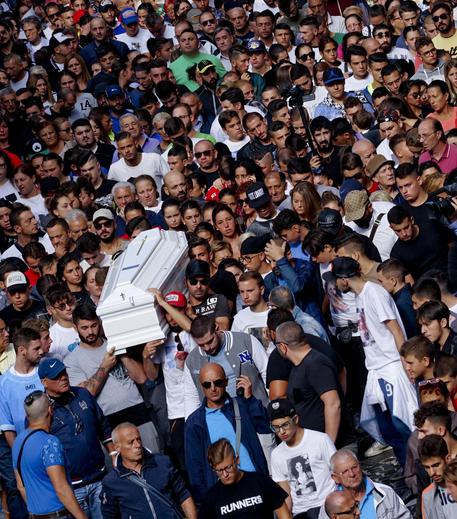 Folla di giovani per i funerali di Genny © ANSA