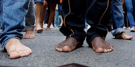 Migranti: marcia degli scalzi a Torino © ANSA