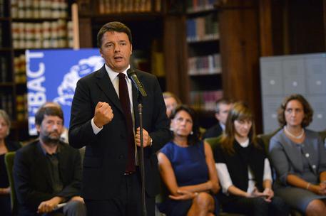 Il premier Matteo Renzi all'incontro al Mibact con i 20 nuovi direttori dei musei top © ANSA