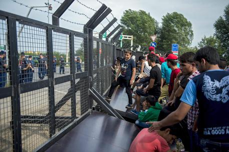 Migranti a Roszke, al confine tra Serbia - Ungheria, in una foto di archivio © EPA