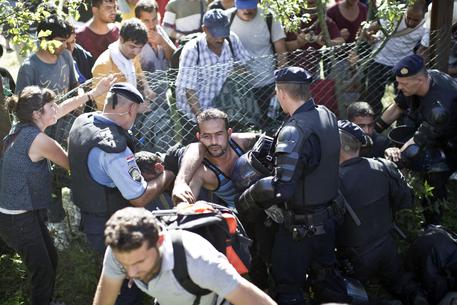 Migranti, scontri con la polizia croata, sfondato il cordone degli agenti © AP
