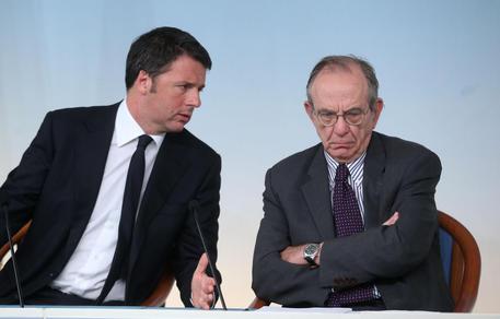 Il premier Matteo Renzi (s) e il ministro dell'Economia Pier Carlo Padoan © ANSA