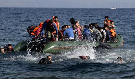 Il salvataggio di alcuni migranti di un barcone affondato a Lesbo (archivio) © AP