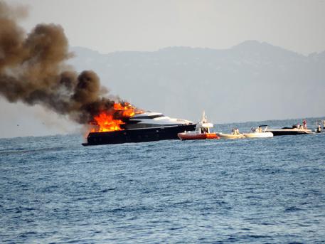 Yacht De Laurentiis in fiamme: tornava da vacanza a Ischia © ANSA