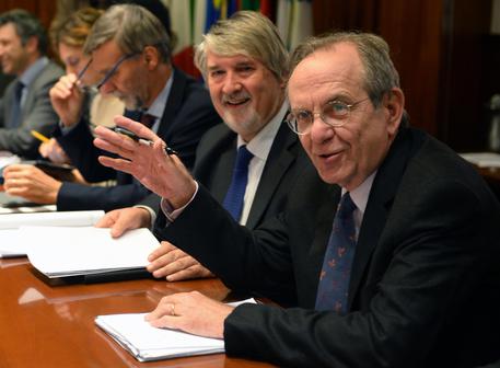 In primo piano i ministri dell'Economia, Pier Carlo Padoan, e del  Lavoro Giuliano  Poletti © ANSA