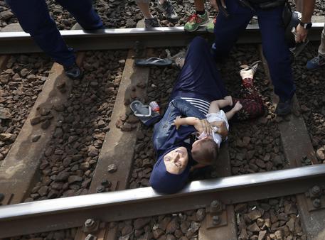 Assalto migranti alla stazione di Budapest © AP