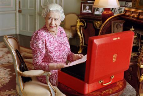 Nell'immagine la regina Elisabetta, fotografata da Mary McCartney © AP