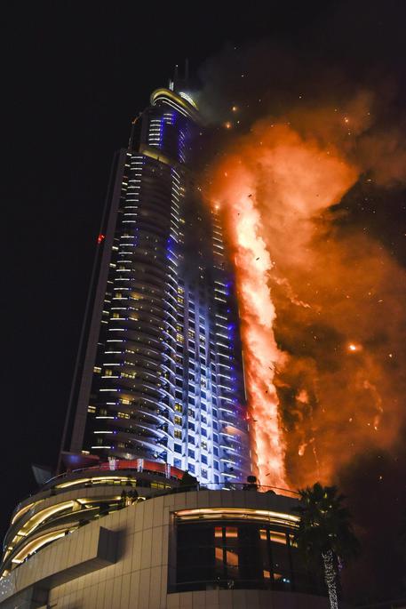 Inferno di cristallo a Dubai, va a fuoco un hotel © ANSA 