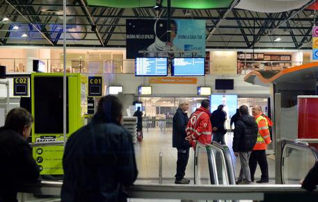 Falso allarme bomba per pacco sospetto, evacuato aeroporto Torino © ANSA