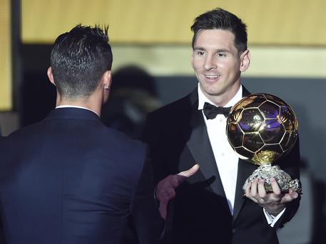 Lionel Messi riceve le congratulazioni da Cristiano Ronaldo © EPA
