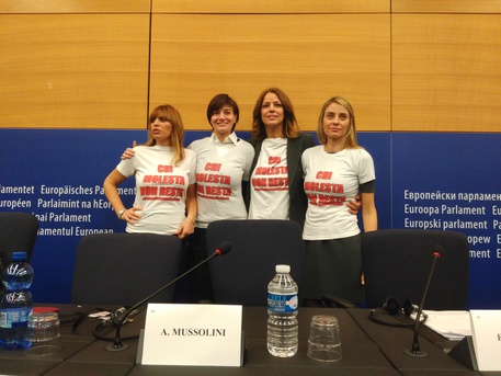 Alessandra Mussolini, Lara Comi, Elisabetta Gardini e Barbara Matera con le magliette dell'iniziativa © Ansa