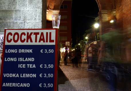 Alcol a minorenni, ma bar sanzionato resta aperto © ANSA 