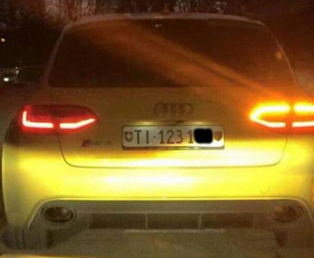 Rapinatori in fuga su Audi gialla tra sparatorie e incidenti © ANSA