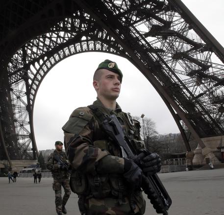 Un soldato francese sotto la Tour Eiffel in una foto d'archivio © AP