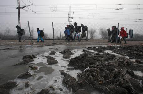 Migranti attraversano la Macedonia © AP