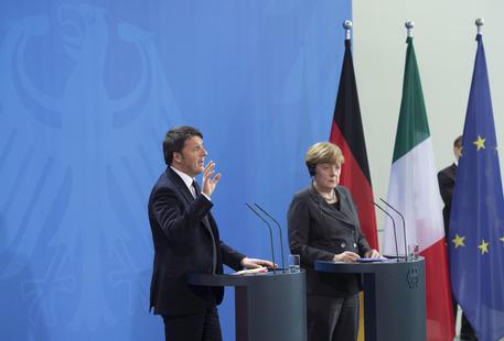 Il presidente del Consiglio Matteo Renzi e la cancelliera tedesca Angela Merkel durante una conferenza stampa congiunta dopo un incontroa Berlino ANSA/TIBERIO BARCHIELLI © ANSA