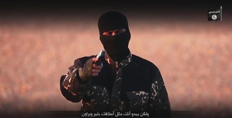 Un frame del video apparso sul sito internet Site in cui un miliziano  dell'Isis sfida la Gran Bretagna © ANSA