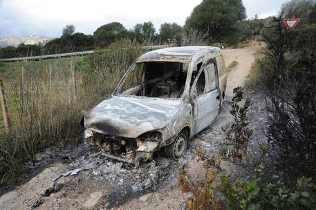 Auto bruciata assalto portavalori Nuoro © ANSA