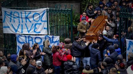 Ucciso a Forcella:prete a funerali, Maikol vittima innocente © ANSA