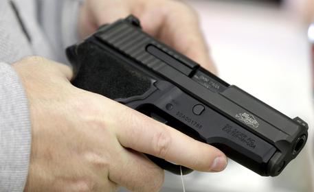 Usa: bimbo trova pistola in casa, si spara e muore © AP