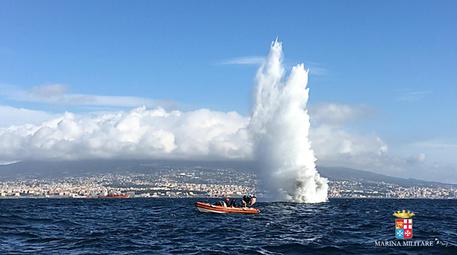 Bomba d'aereo Usa scoperta e fatta brillare in porto a Napoli © ANSA