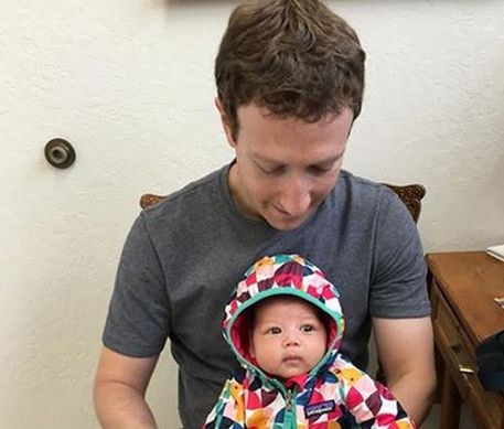 Mark Zuckerberg con la figlia prima di fare i vaccini, nella foto pubblicata su Facebook (fonte: Facebook) © Ansa