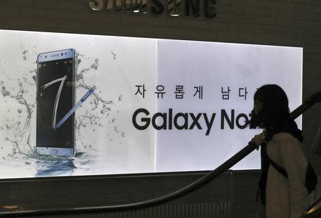 Samsung: sospende vendite Galaxy Note7 © AP