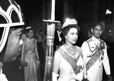 Re Bhumibol con la regine Elisabetta in visita a Bangkok, 1972 © AP