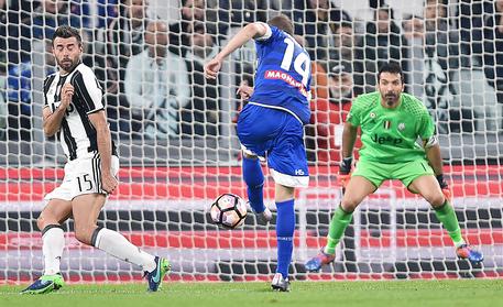 Juventus-Udinese 0-1: al 31' pt Hernanes non controlla la sfera al limite, irrompe Jankto che di sinistro piega le mani a Buffon. © ANSA