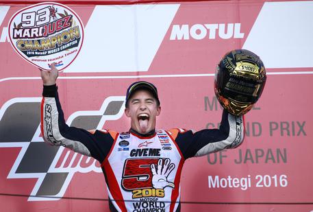 Lo spagnolo Marc Marquez esulta sul podio al Gp del Giappone di Montegi, per la vittoria e la conquista del mondiale © AP