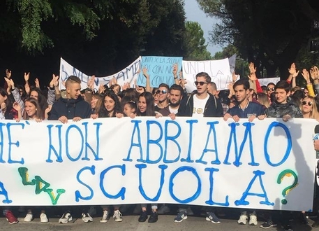Pescara - corteo studenti 'Da Vinci' © ANSA