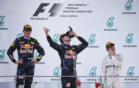 Ricciardo esulta bevendo dalla scarpa © EPA