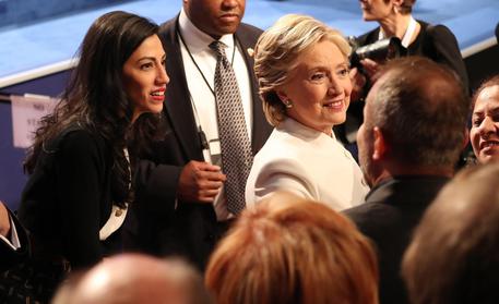 Hillary Clinton con Huma Abedin in una foto d'archivio © EPA