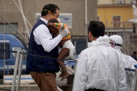 Lo sbarco a Napoli dei migranti © ANSA