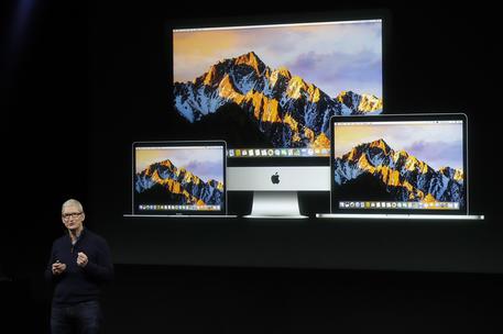 Tim Cook presenta gli iMac © AP