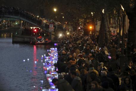 Lanterne colorate nel canale Saint Martin vicino a luoghi degli attacchi © AP