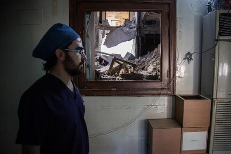 Dr Abu Wasim, chirurgo, in un ospedale di Aleppo est/foto Msf © ANSA