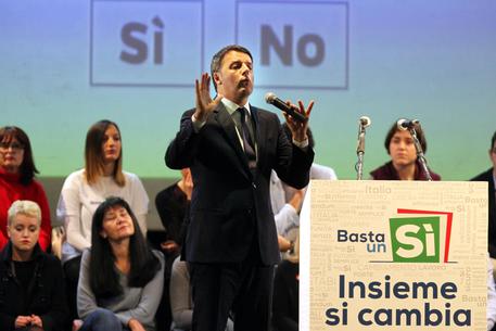 Il premier Matteo Renzi all'incontro per il si' al referendum, organizzato al circolo Estragon di  Bologna © ANSA