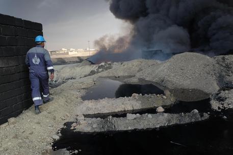 oxfam su pozzi bruciati a Mosul © ANSA