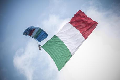 Un paracadutista italiano (archivio) © ANSA 