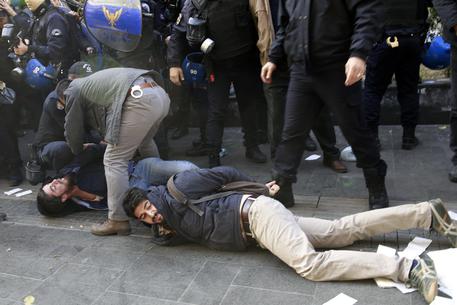 Tensioni dopo l'arresto dei deputati curdi © AP
